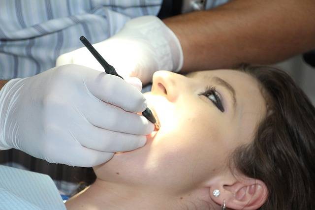 Blanchiment dentaire chez un dentiste 